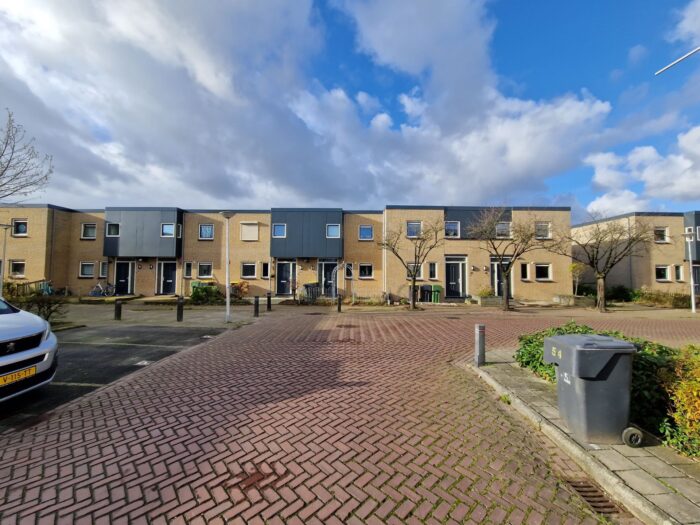 Gerenoveerde rijwoningen in woonwijk in Strijen.