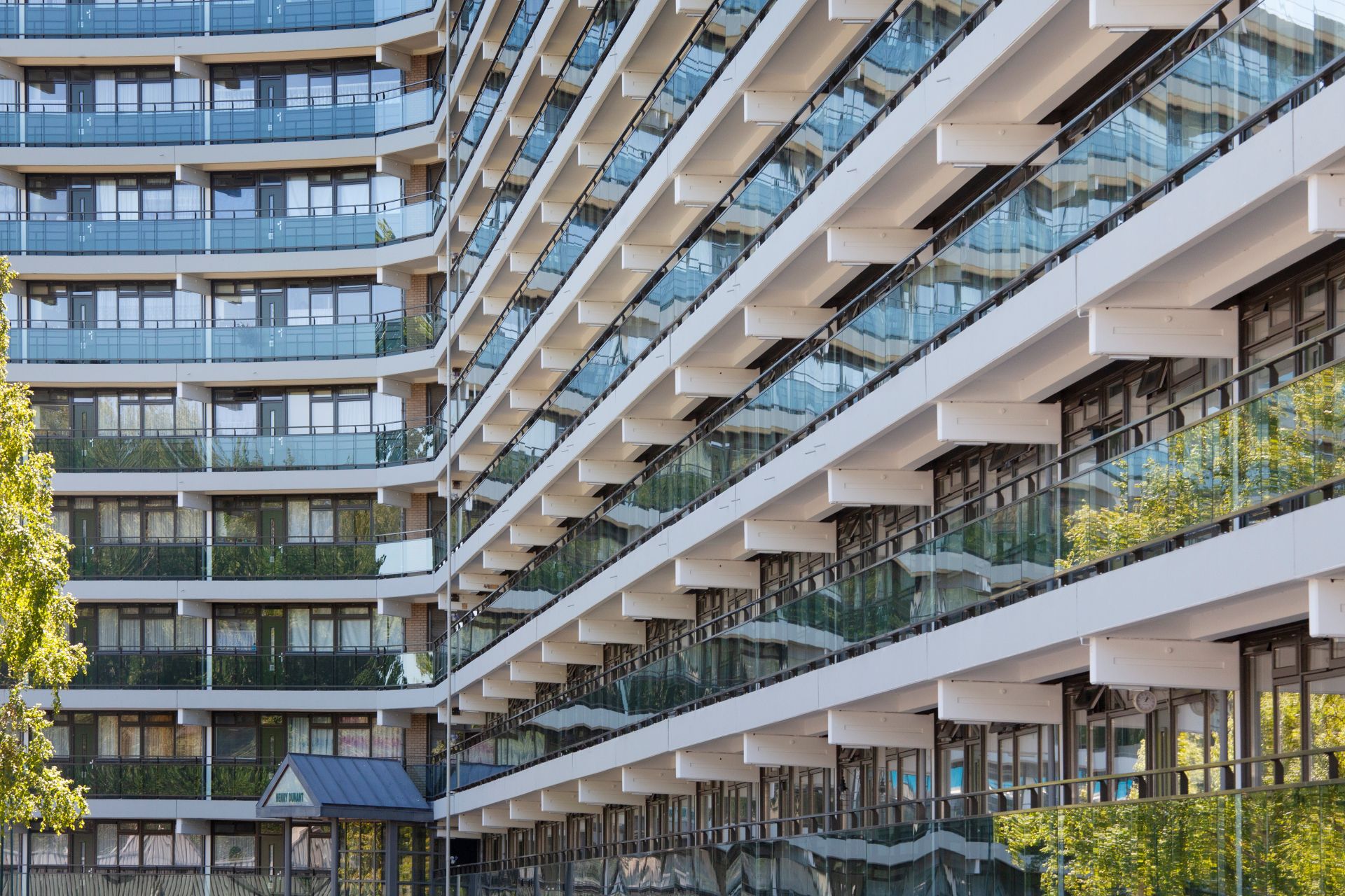 Vooraanzicht Henri Dunantflat Zoetermeer gerenoveerd door o.a. Verweij Houttechniek